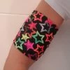 Omnipod-bandjes Lycra Armband In Zwart Met Neon Sterren Van 33/34 Cm Ter Bescherming Van De Omnipod Of Sensor Ivm Diabetes, Geschikt Om Mee Te Zwemmen. Beschermt De Sensor Zoals De Freestyle Libre Of De Omnipod 1 Omnipod-bandjes Lycra Armband In Zwart Met Neon Sterren Van 33/34 Cm Ter Bescherming Van De Omnipod Of Sensor Ivm Diabetes, Geschikt Om Mee Te Zwemmen. Beschermt De Sensor Zoals De Freestyle Libre Of De Omnipod -Silvergear Shop 543x840