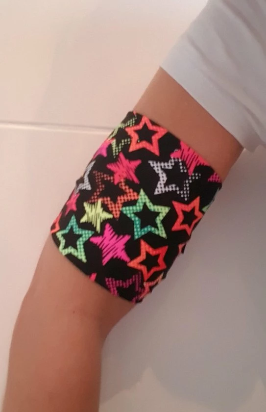 Omnipod-bandjes Lycra Armband In Zwart Met Neon Sterren Van 33/34 Cm Ter Bescherming Van De Omnipod Of Sensor Ivm Diabetes, Geschikt Om Mee Te Zwemmen. Beschermt De Sensor Zoals De Freestyle Libre Of De Omnipod 3 Omnipod-bandjes Lycra Armband In Zwart Met Neon Sterren Van 33/34 Cm Ter Bescherming Van De Omnipod Of Sensor Ivm Diabetes, Geschikt Om Mee Te Zwemmen. Beschermt De Sensor Zoals De Freestyle Libre Of De Omnipod