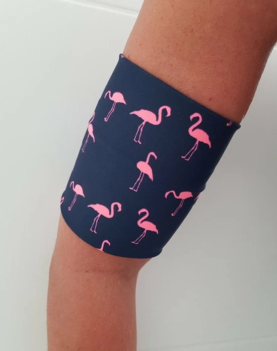 Omnipod-bandjes Lycra Band Blauw Met Roze Flamingo's Van 37/38 Cm Ter Bescherming Van De Omnipod Of Sensor Ivm Diabetes, Geschikt Om Mee Te Zwemmen. Beschermt De Sensor Zoals De Freestyle Libre Of De Omnipod 3 Omnipod-bandjes Lycra Band Blauw Met Roze Flamingo's Van 37/38 Cm Ter Bescherming Van De Omnipod Of Sensor Ivm Diabetes, Geschikt Om Mee Te Zwemmen. Beschermt De Sensor Zoals De Freestyle Libre Of De Omnipod