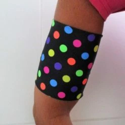 Omnipod-bandjes Lycra Band In Zwart Met Gekleurde Stippen Van 35/36 Cm Ter Bescherming Van De Omnipod Of Sensor Ivm Diabetes, Geschikt Om Mee Te Zwemmen. Beschermt De Sensor Zoals De Freestyle Libre Of De Omnipod