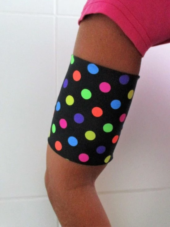 Omnipod-bandjes Lycra Band In Zwart Met Gekleurde Stippen Van 35/36 Cm Ter Bescherming Van De Omnipod Of Sensor Ivm Diabetes, Geschikt Om Mee Te Zwemmen. Beschermt De Sensor Zoals De Freestyle Libre Of De Omnipod 3 Omnipod-bandjes Lycra Band In Zwart Met Gekleurde Stippen Van 35/36 Cm Ter Bescherming Van De Omnipod Of Sensor Ivm Diabetes, Geschikt Om Mee Te Zwemmen. Beschermt De Sensor Zoals De Freestyle Libre Of De Omnipod
